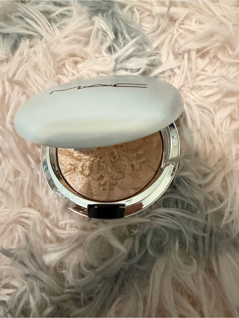 MAC Cosmetics Radiant Powder Highlighter in Champagne</title